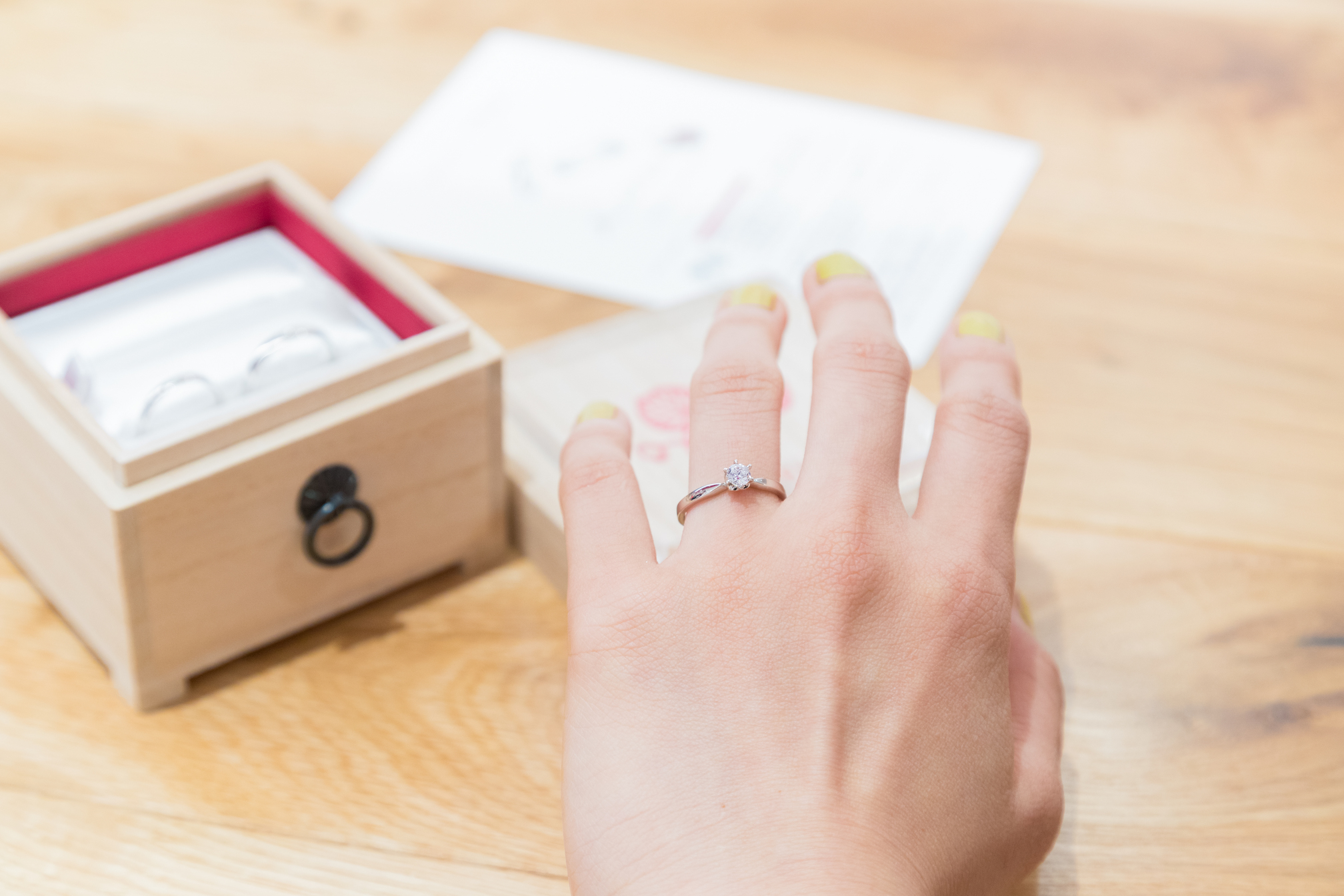 梶様試着風景 auhi ゆびわ言葉 ®: 繋がり結ぶ