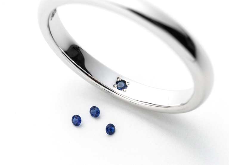 9月の誕生石、サファイアの留められた結婚指輪