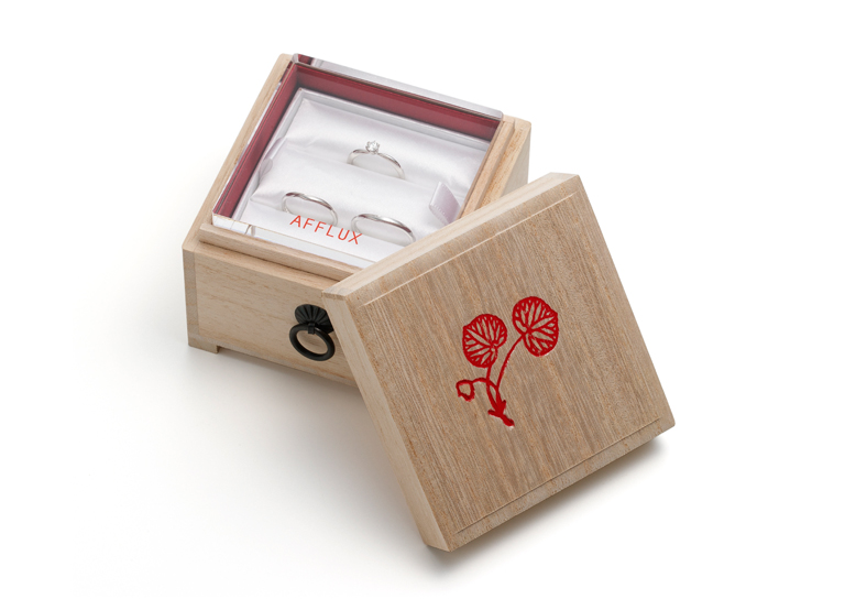 双葉葵のご神紋があしらわれた、和風の結婚指輪