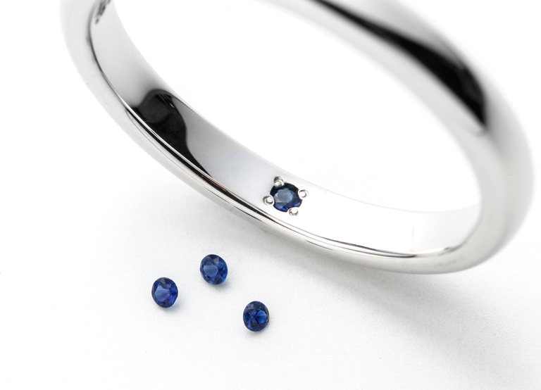 結婚指輪に留められたサファイア