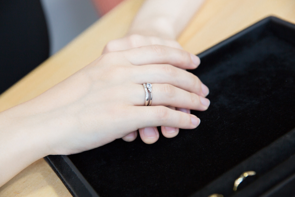 『Clara ゆびわ言葉 ®:二人のハーモニー』重ね着け